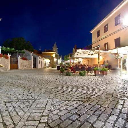 Apartment In With Terrace, Air Conditioning, Wi-fi